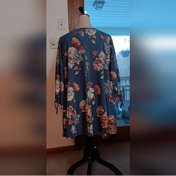 Passion of Essence Blue Floral Tunic Top Tie Sleeve Detail NWT Large - Picture 3 of 5